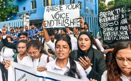 Crucial meeting at South Calcutta Law College to decide on Vice-Principal’s resignation, ETEducation Crucial meeting at South Calcutta Law College to decide on Vice-Principal’s resignation, ETEducation