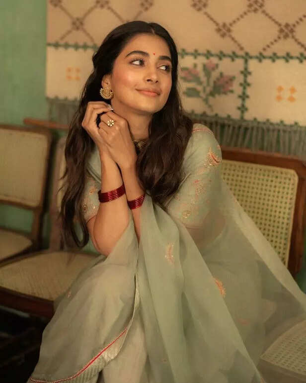 Easy saree pose ideas for this festive season to make your Instagram photos go viral Easy saree pose ideas for this festive season to make your Instagram photos go viral