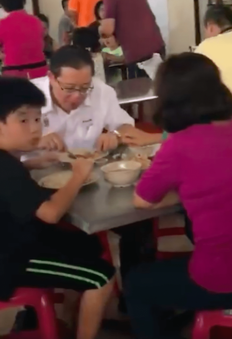Makan Nasi Ayam Di Kedai Biasa Bersama Keluarga, Sikap Rendah Diri