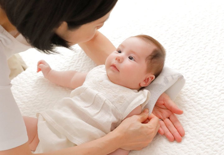 寝かしつけをサポートする「授乳しながら使えるベビー枕」。育児中のママに