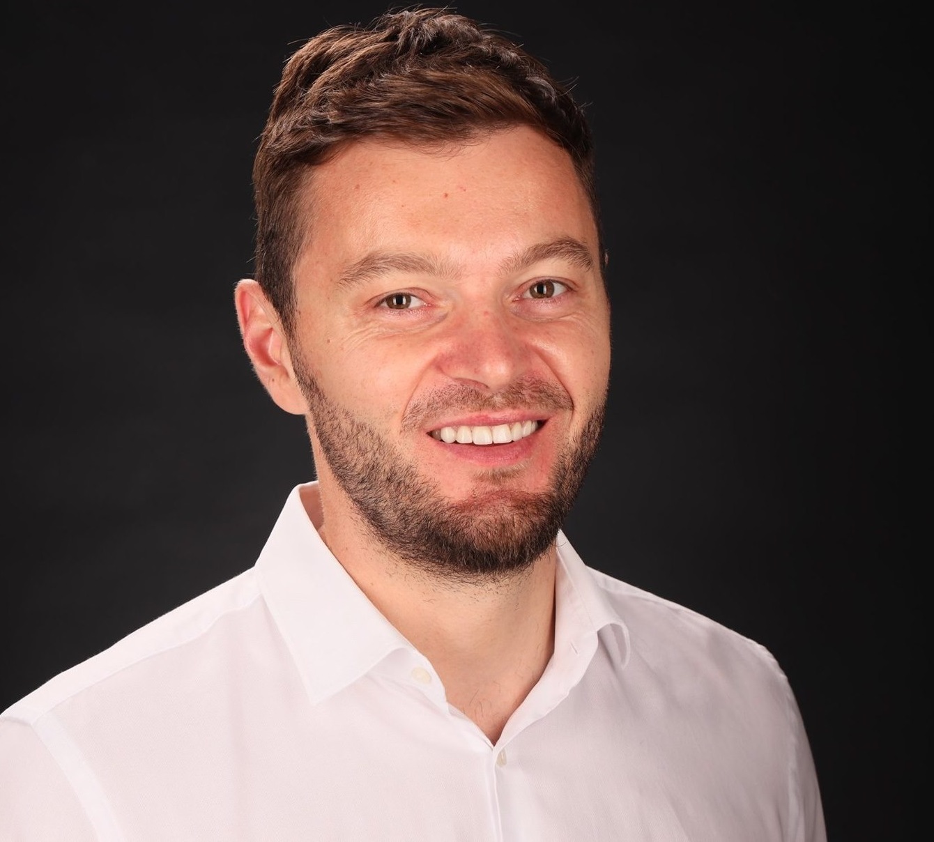 Povestea de succes a tânărului din Zalău care a fondat compania DigiRay. Deține 12 clinici