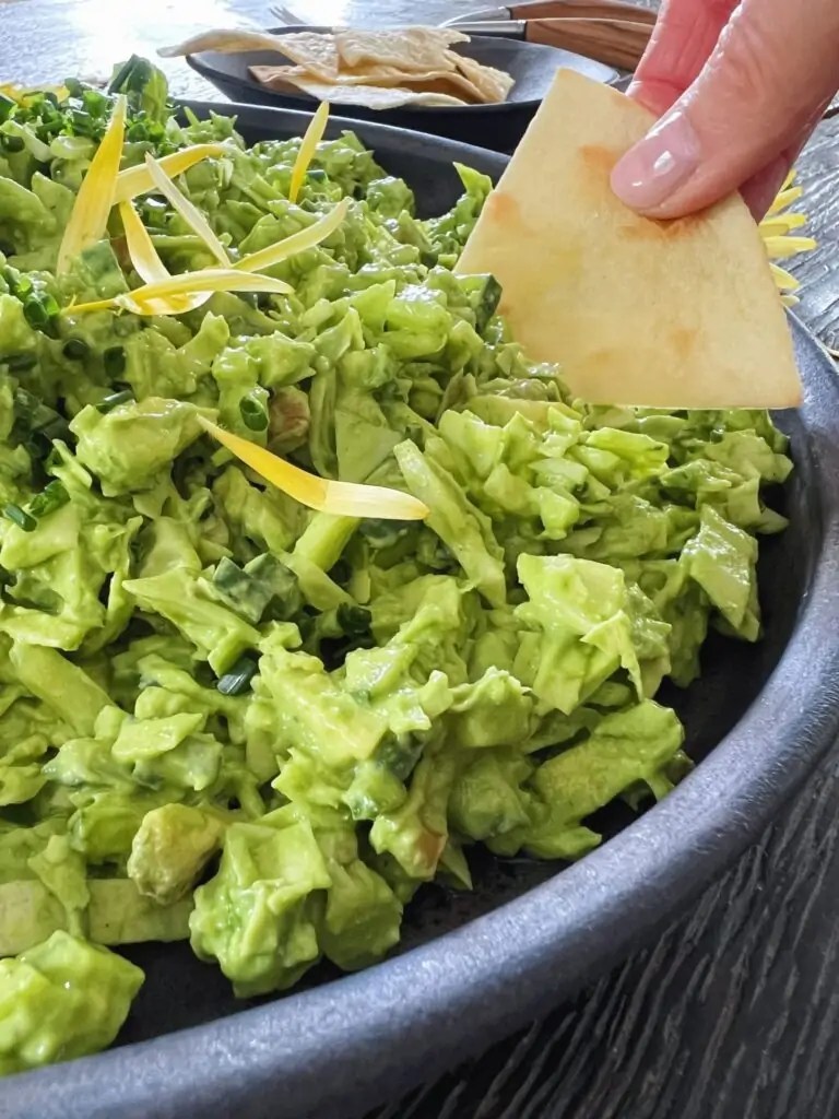 Fyldig og dejlig hvidkålssalat med cremet grøn dressing