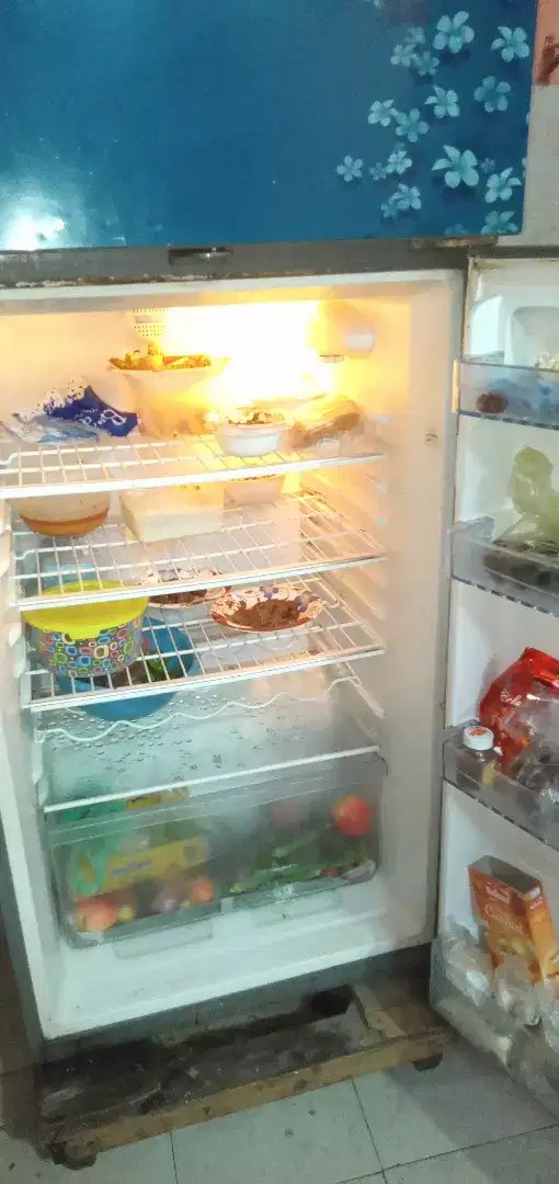 Beautiful Fridge in Bule Color available for sell in Karachi
