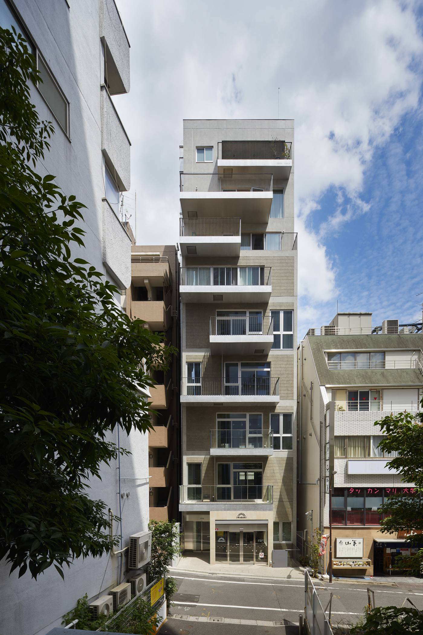 Mixeduse Building in Azabujuban SALHAUS