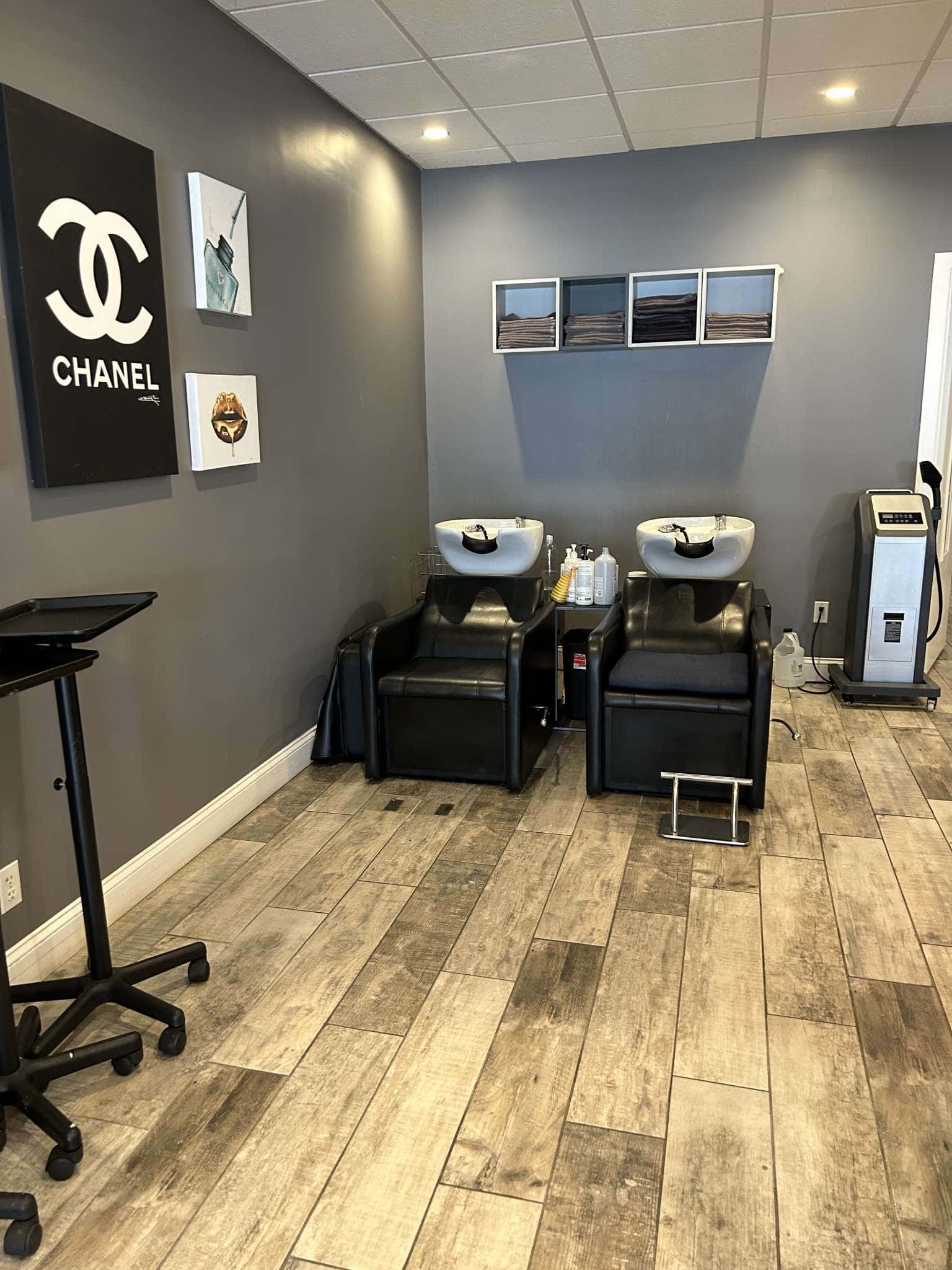 Modern and trendy chair rental salon Salon Renter