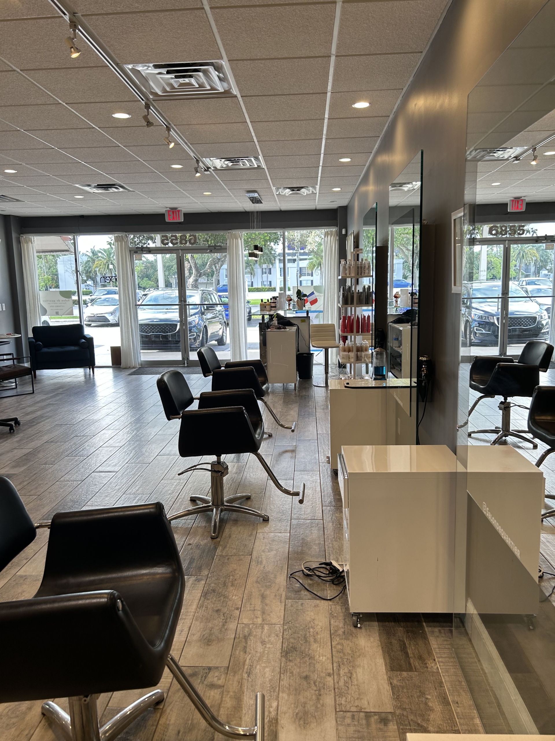 Modern and trendy chair rental salon Salon Renter