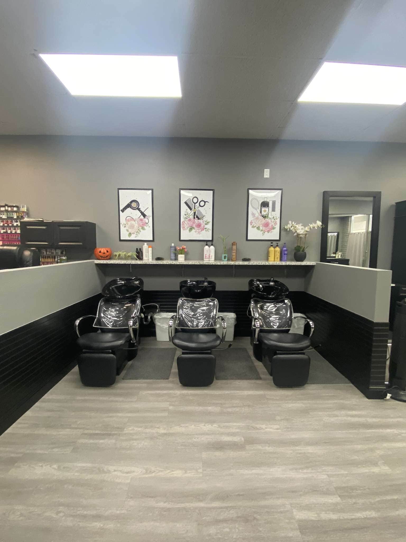 Salon station and private salon room for rent Salon Renter