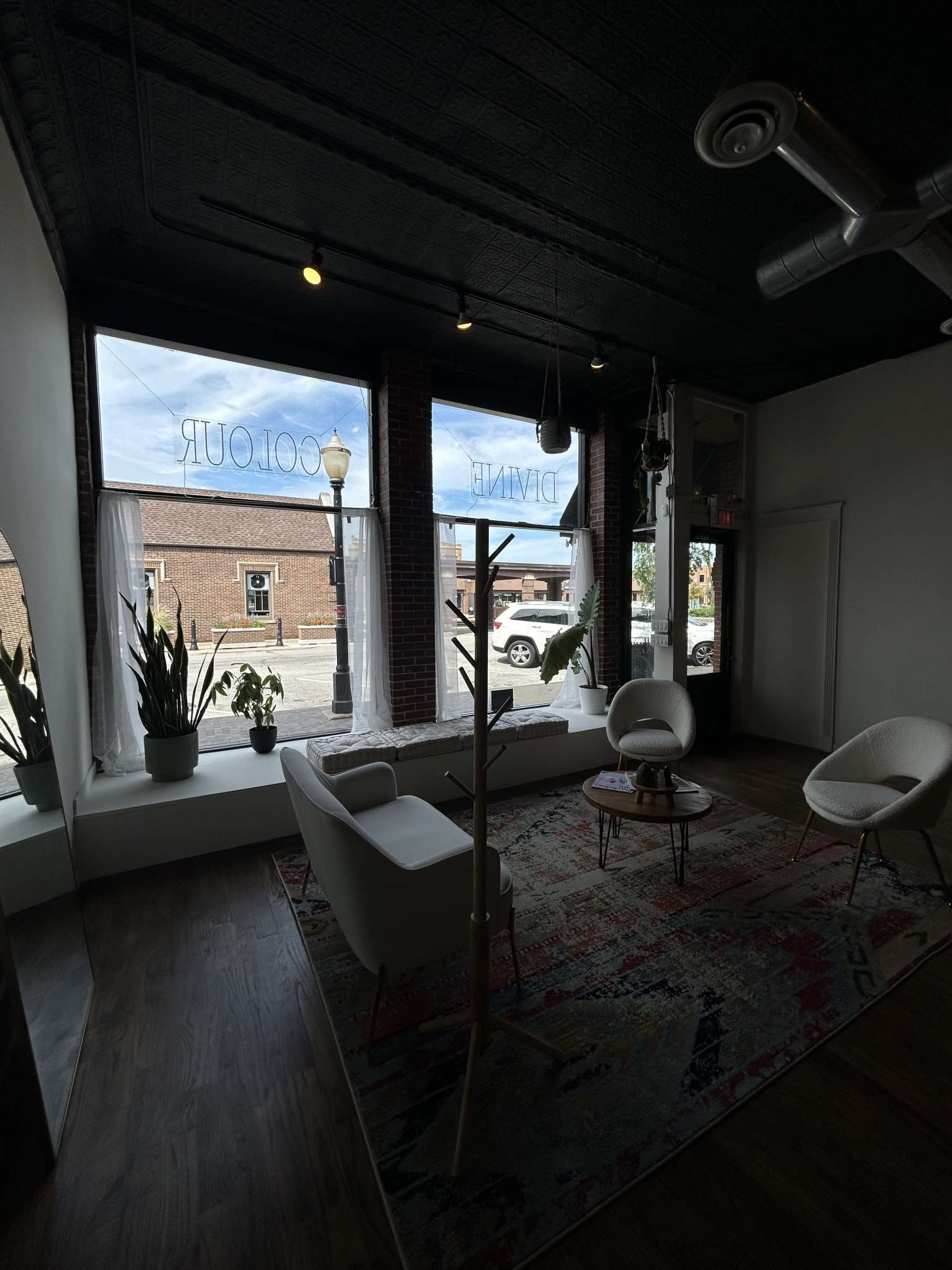 HISTORICAL DOWNTOWN LA GRANGE, IL BOOTH RENTAL Salon Renter