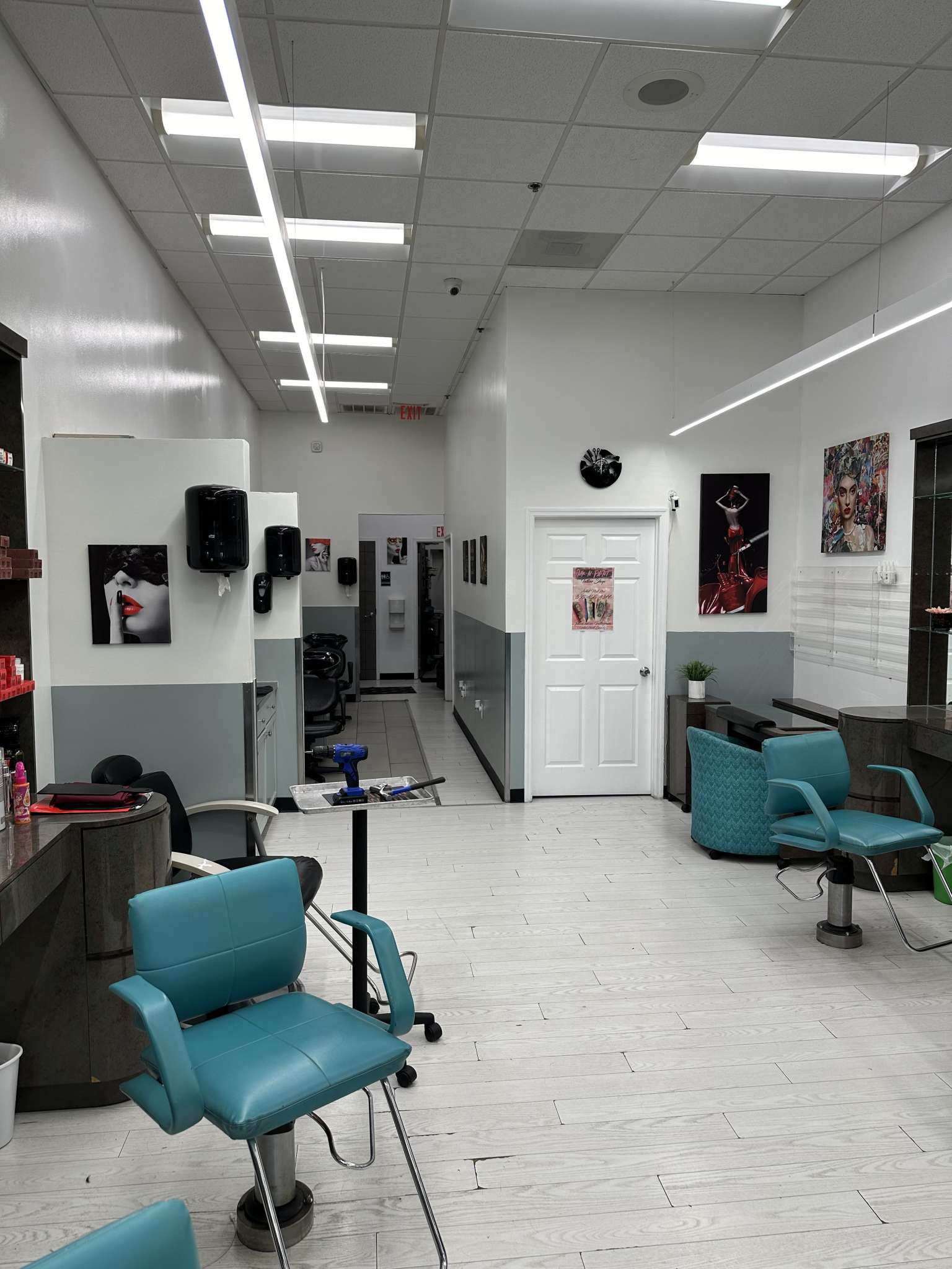 Stylists/Barbers/Braiders Chair and Nail station Rentals in Millenia