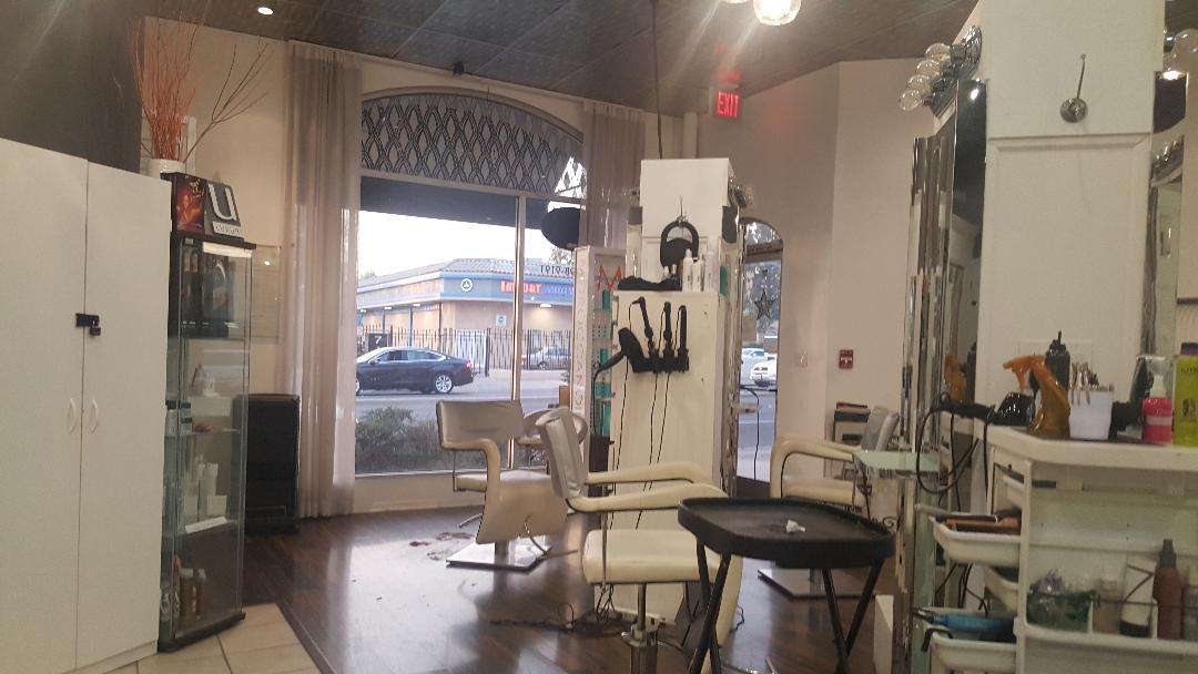 Hair Salon Station/Booth Rental (Great Location) Salon Renter