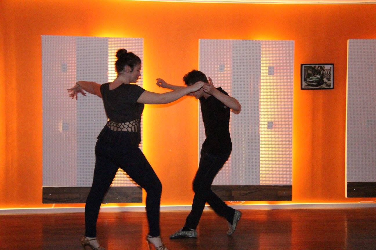 Was ist der Unterschied zwischen Zouk und Kizomba? Salsa People