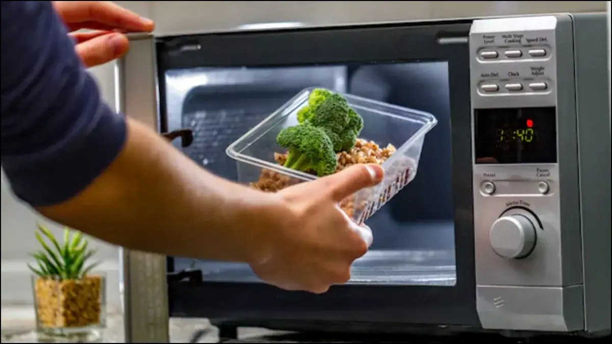 How safe is it to heat food in a microwave oven? You will be shocked to