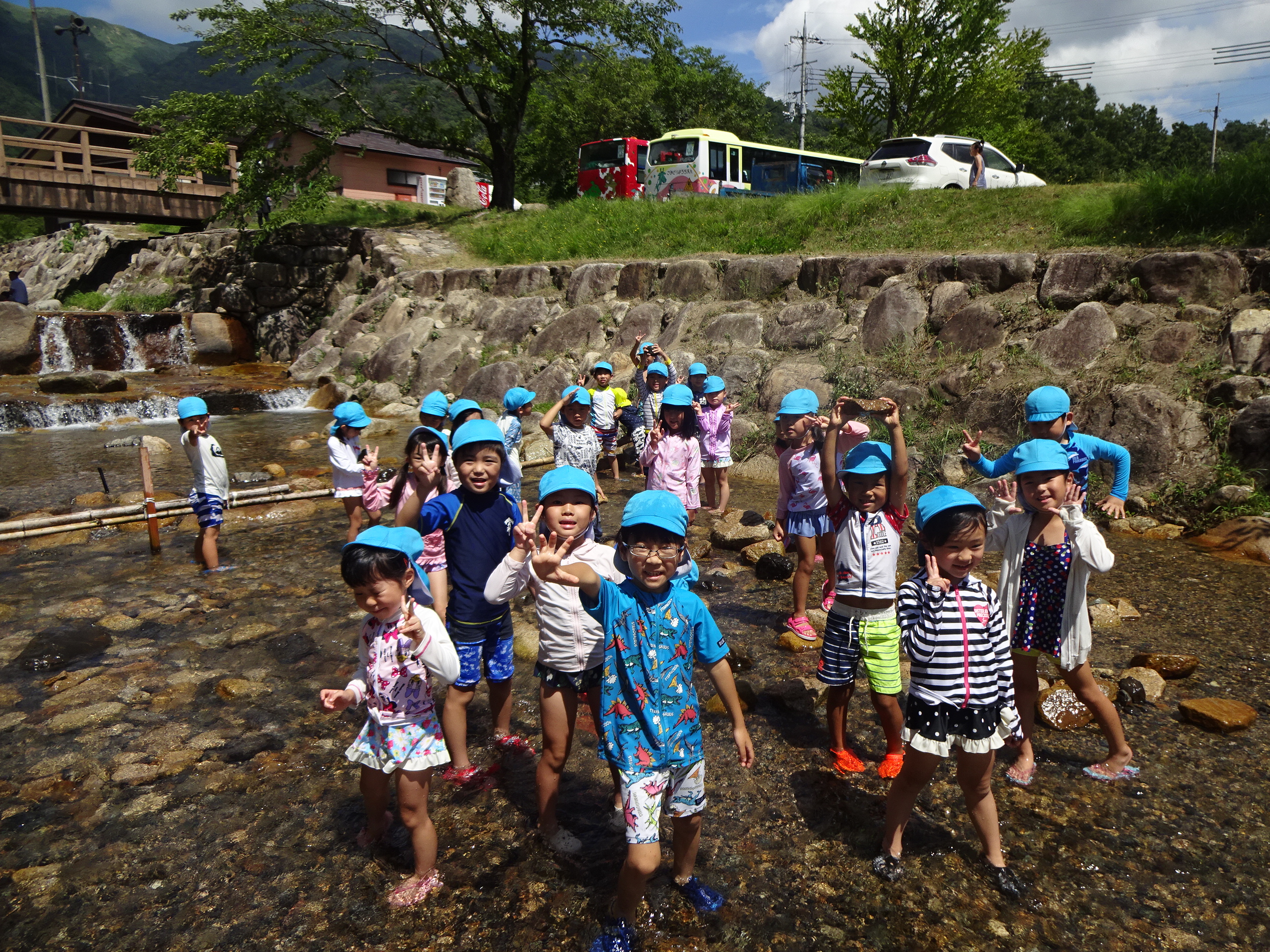 魚つかみ体験！ 学校法人早翠学園 —さみどり幼稚園・第二さみどり幼稚園