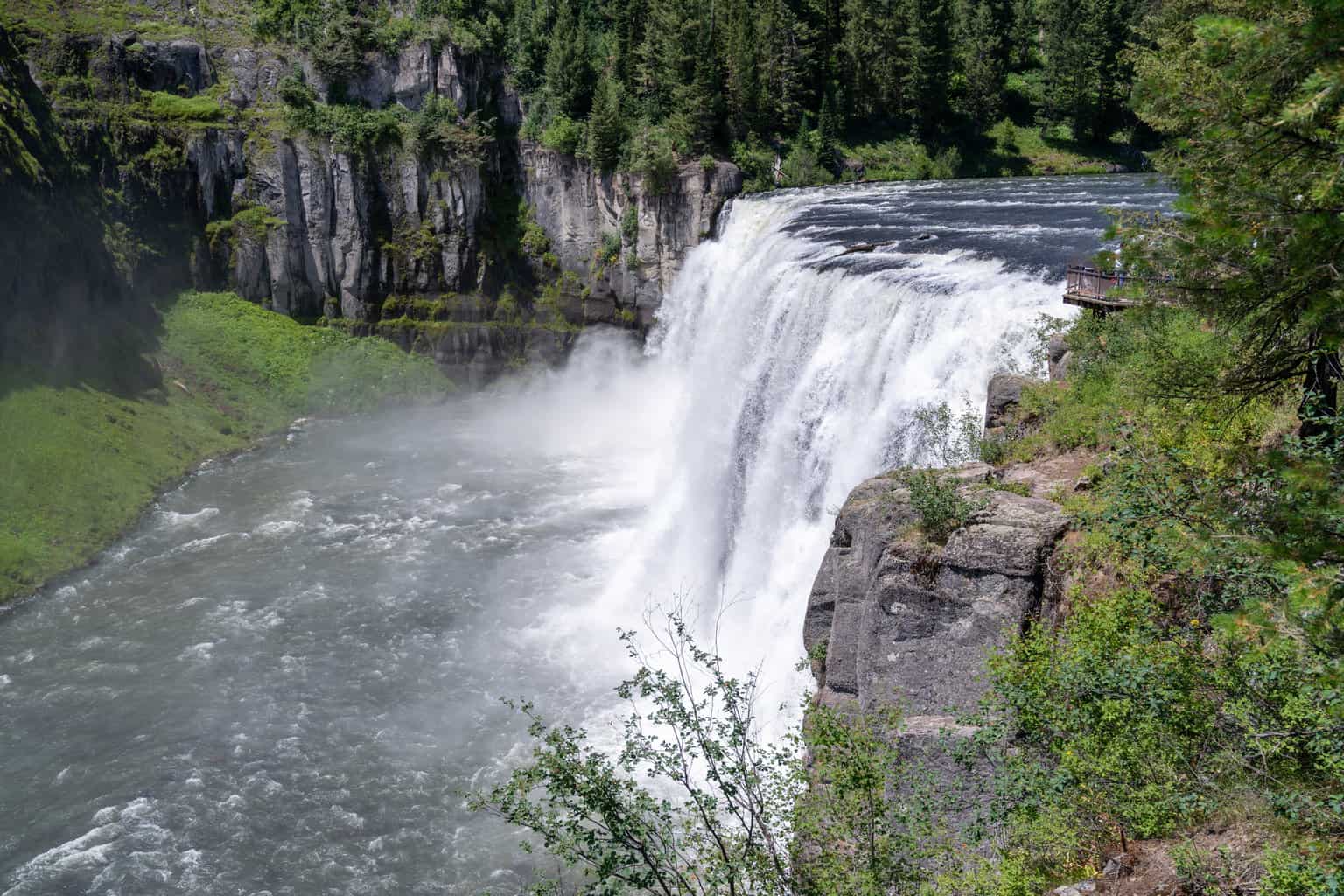 11 Waterfalls in Idaho for All the Family To Enjoy