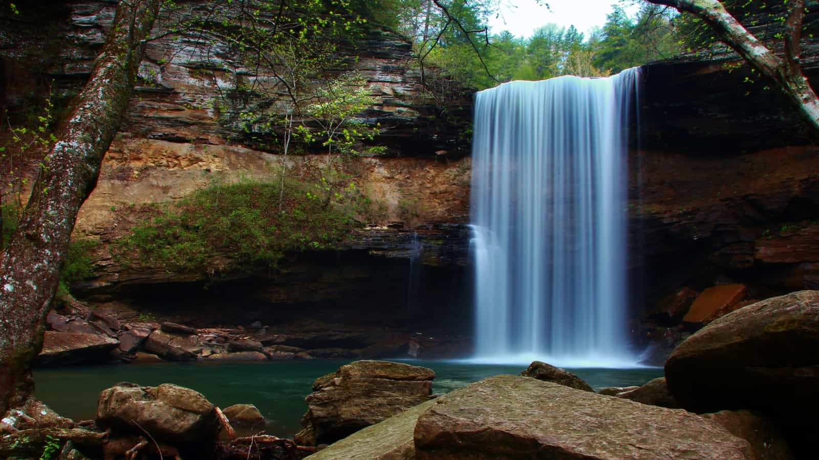 10 Popular Waterfalls in TN for the Explorer in You!