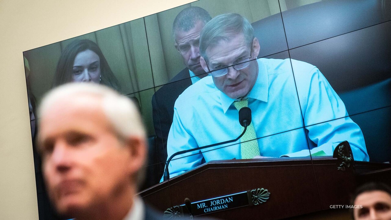 Former FBI agent cries before Congress while discussing her investigations(05)