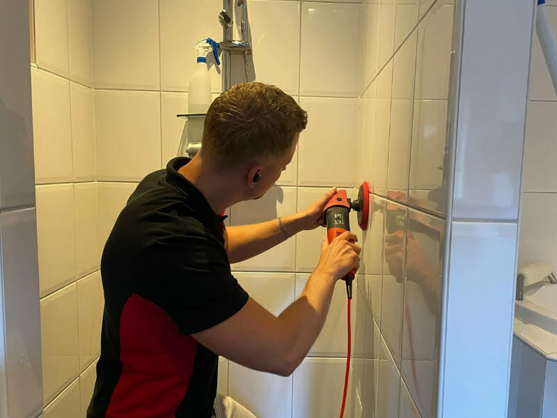 Gele voegen als laatste, en voor mij belangrijkste. Het azijn mag niet koken. Badkamer laten reinigen? Sanischoon lost het op