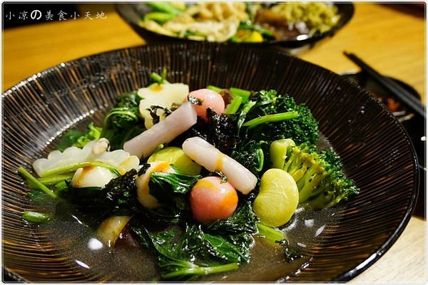 『台中。西區』Veges M 饗蔬職人║勤美誠品美食。”義”起吃好料，青醬融入鮮蔬中，玩創意的素食滷味!