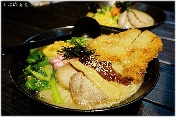 『台中。西區』高功手作麵食║SOGO商圈。巷弄內平價拉麵。豪華版8盎司海陸拉麵澎湃登場(免費提供wifi,插頭,無限時)