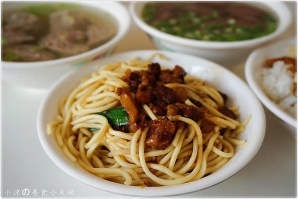 『台中。豐原』康康豬║豐原在地人早餐就愛這樣吃，豬血湯+炒麵+東泉辣椒醬。意猶未盡の古早味，沒吃過就太可惜啦!(附停車場)