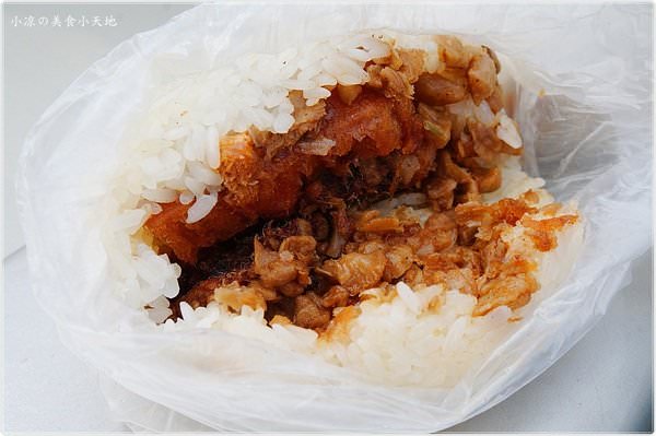 『台中。豐原區』廟東夜市/慈濟宮媽祖廟對面無名飯糰(寶島飯糰)║阿婆古早味飯糰，葷素皆有的純樸飯糰