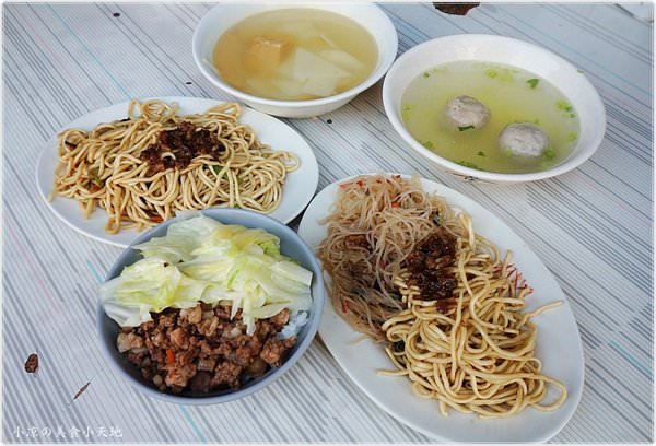 『台中。大里區』阿成炒麵║在地人推薦，大里必吃排隊銅板早午餐，炒麵/炒米粉/瓜仔肉，自製小魚乾辣椒滿足愛吃辣的你～