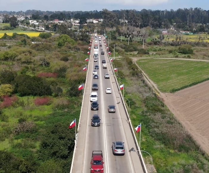 Bandera chilena flamea al viento en toda la comuna Municipalidad de