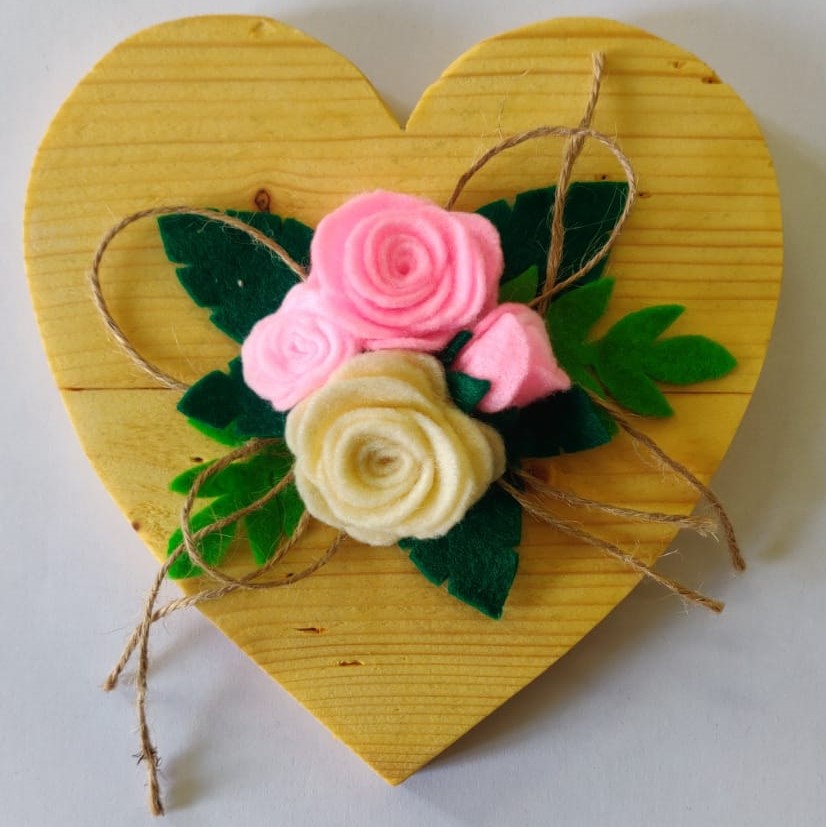 Wooden Heart with Flowers Agenzija Sapport