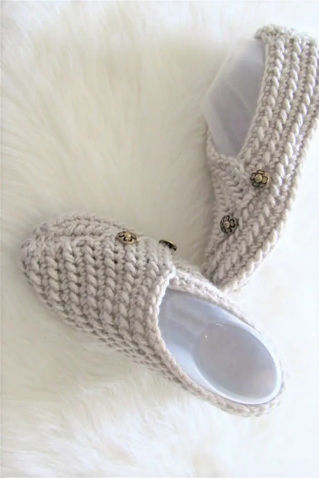 25 Cozy Crochet Slipper Patterns (All Free!) Sarah Maker