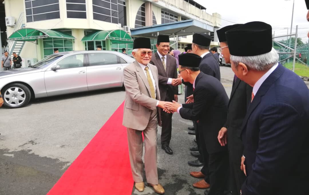 Tuan Yang Terutama Pehin Sri Abdul Taib berangkat tunai