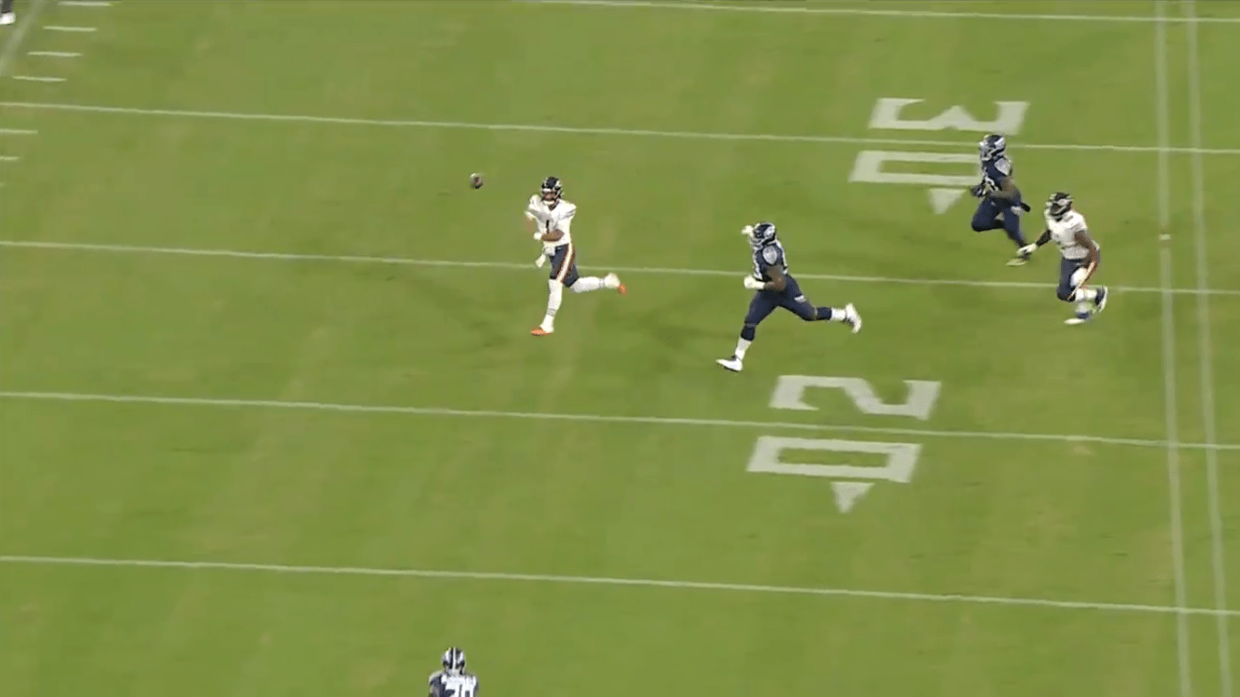 Justin Fields threads the needle for a TD with perfectly placed throw