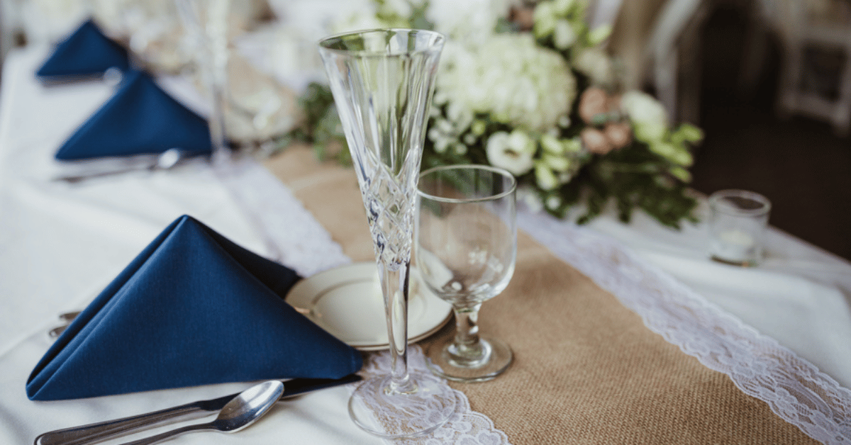 10 Wedding Table Setting Ideas Without Plates The Savvy Swaréy