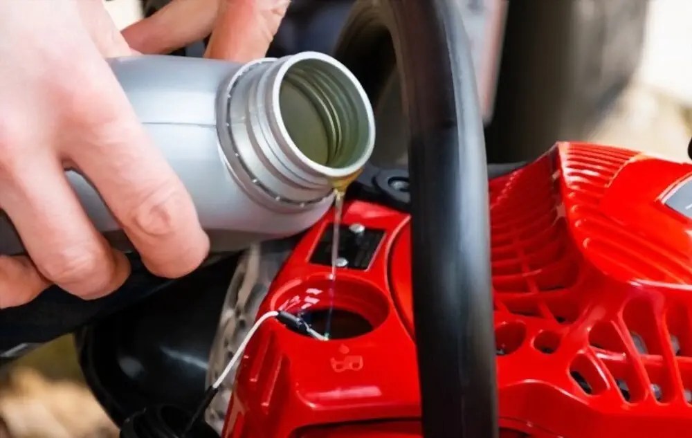 6 BEST Ways to Store Your Chainsaw without Oil Leaking