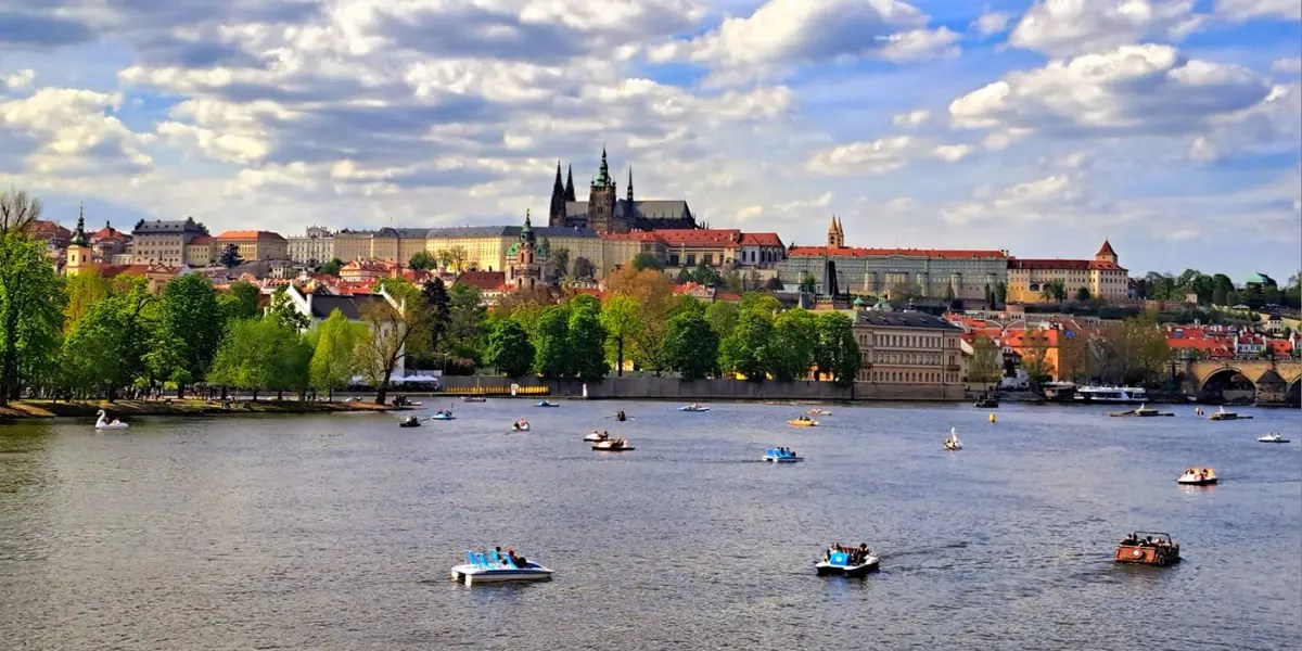 Top 10 romantic places in Prague. Explore the City's Charm!