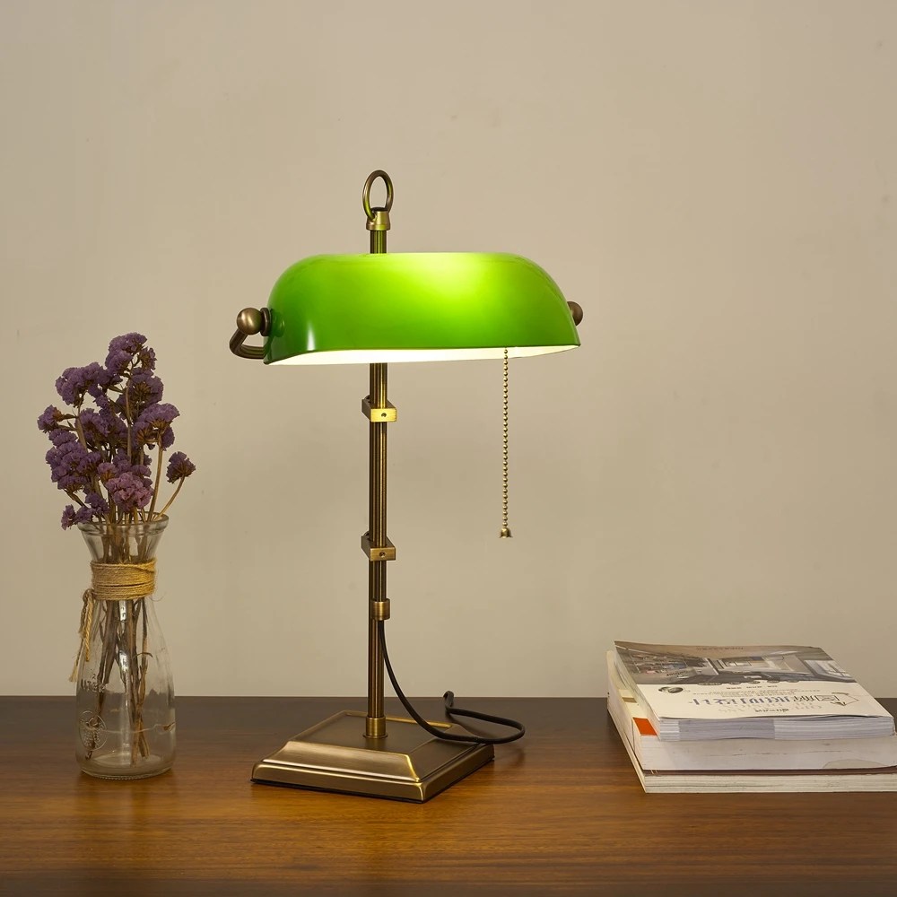 bankirlampa original Lampu Meja Formal Klasik Dengan Bayangan Hijau Dan Hasil Akhir Kuningan Poles - Buy Klasik Bankir Lampu,Warna Hijau Bankir Lampu,Klasik Bankir Lampu Dengan Kaca Warna Hijau Product On Alibaba.com