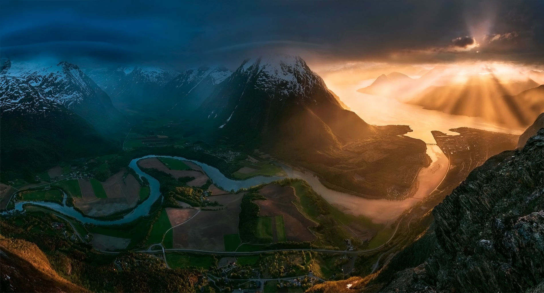 On Top of the World with Max Rive Scene360