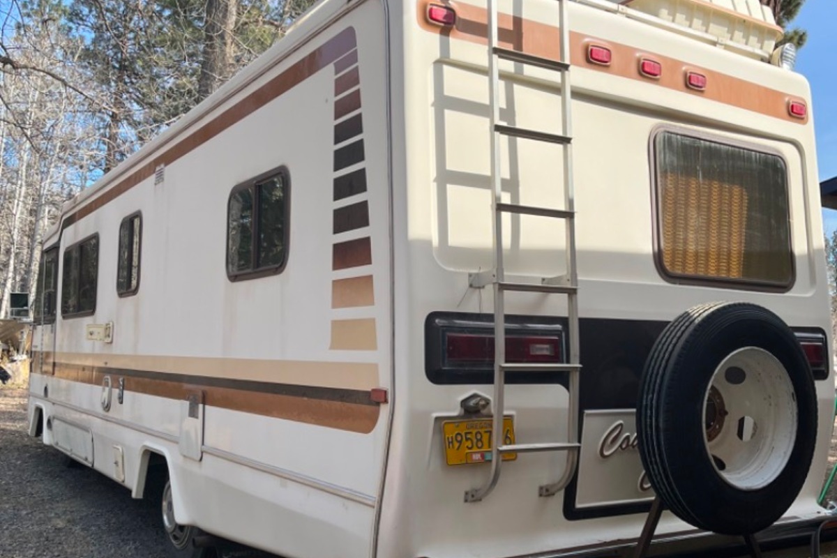 1983 Country Camper 27 Class A in Black Butte Ranch, OR