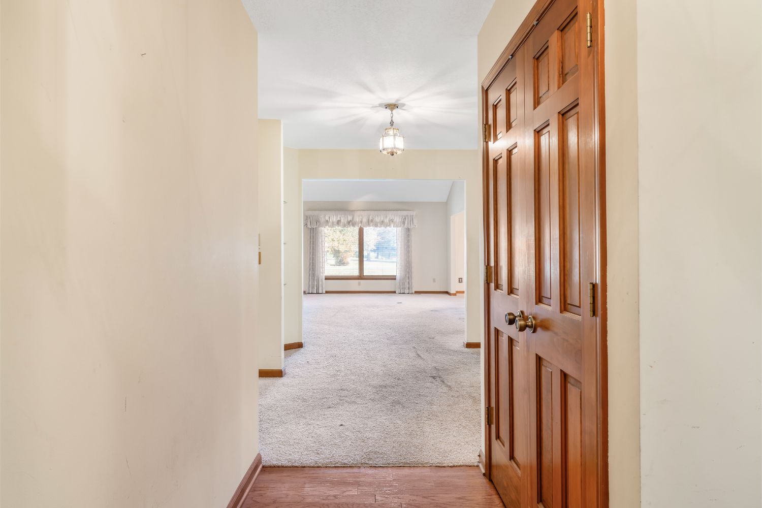 MoveIn Ready 2BR 2 Full Bath Condo Located just off the Airport Expy