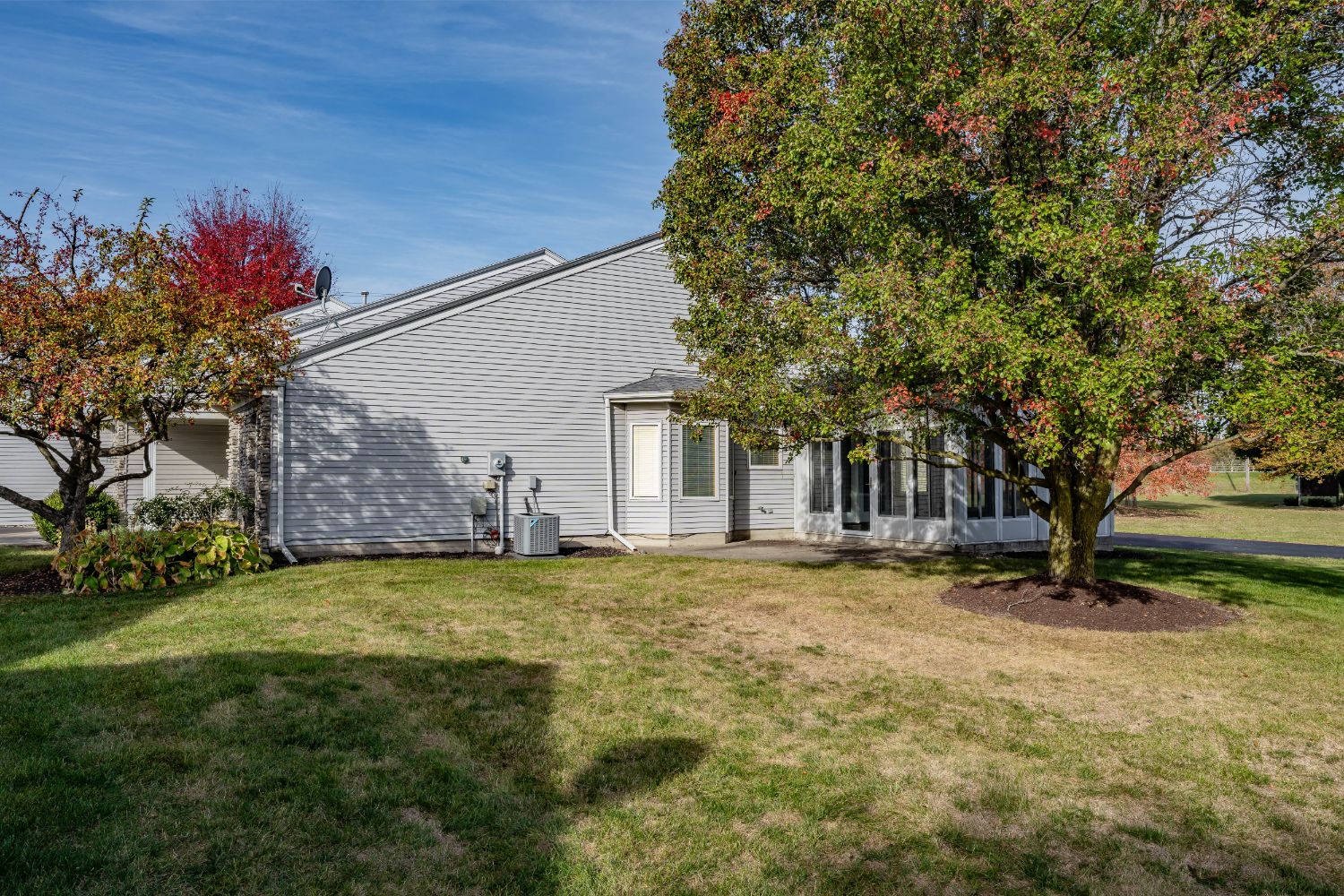 MoveIn Ready 2BR 2 Full Bath Condo Located just off the Airport Expy