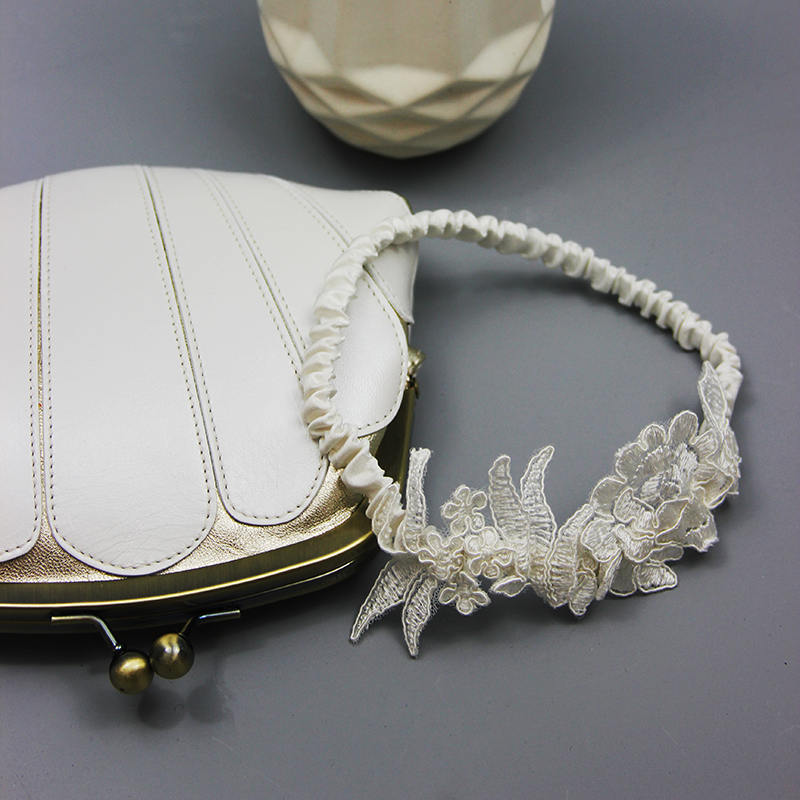 Strumpfband aus zarter Spitze und Seide in Creme für die Hochzeit