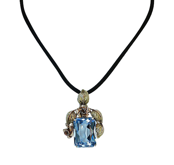 Anhänger mit hellblauem synthetischem Spinell mit Blüten in Rosegold