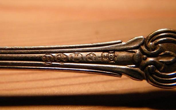 Punze Stempel Prägung bei versilbertes Besteck und Geschirr Eheringe bei Schmuck Mann Hamburg