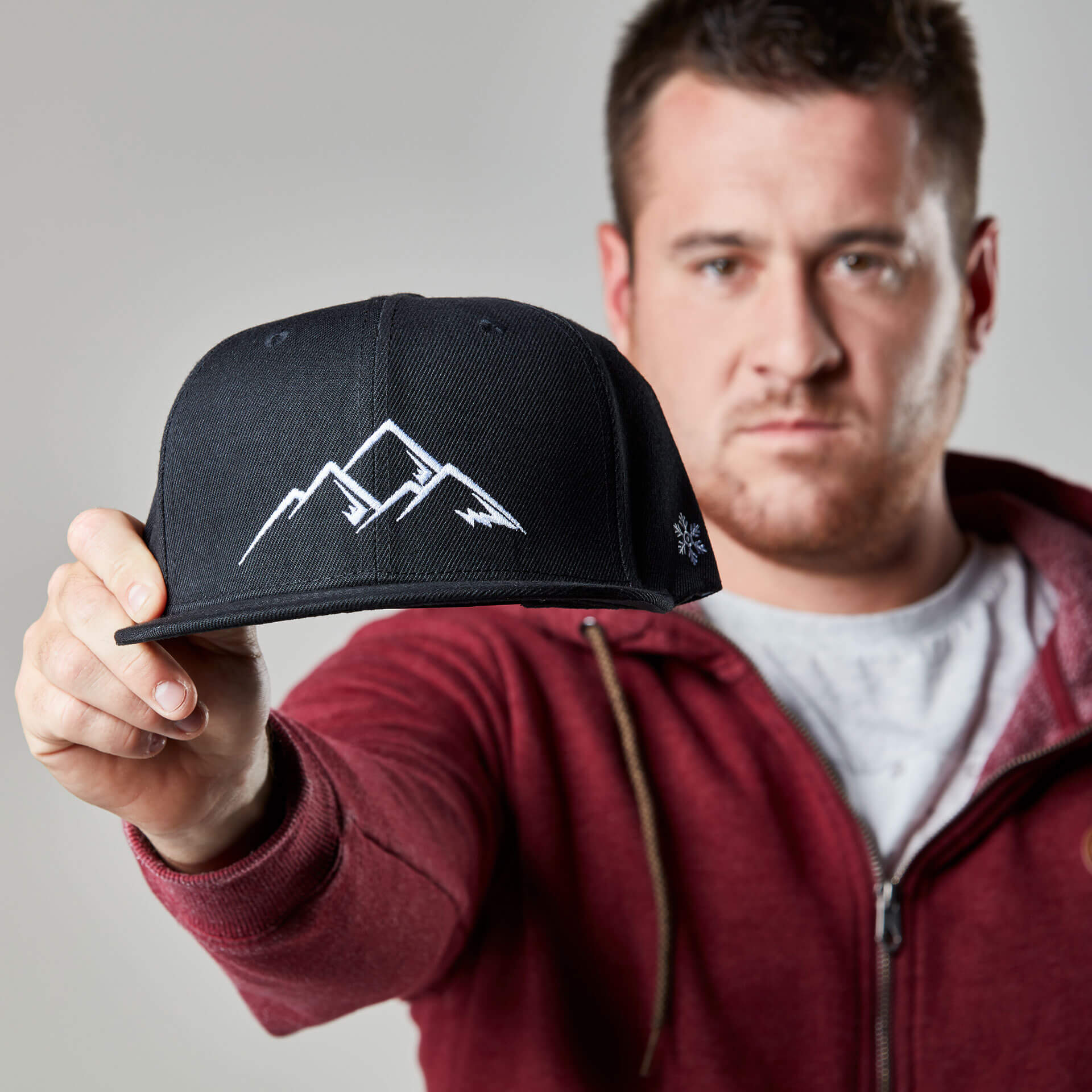 Schwarze Snapback Cap von SchneeWolle mit Stick
