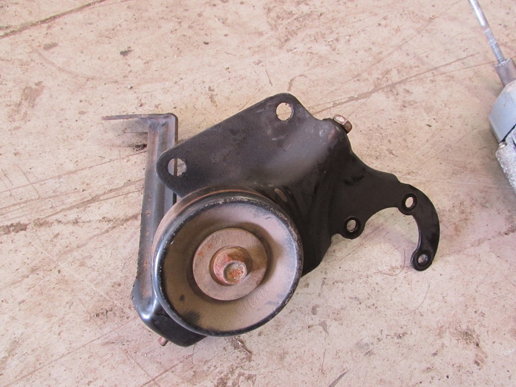 1999 Jeep Wrangler TJ 4.0L power steering pump bracket with belt tensioner