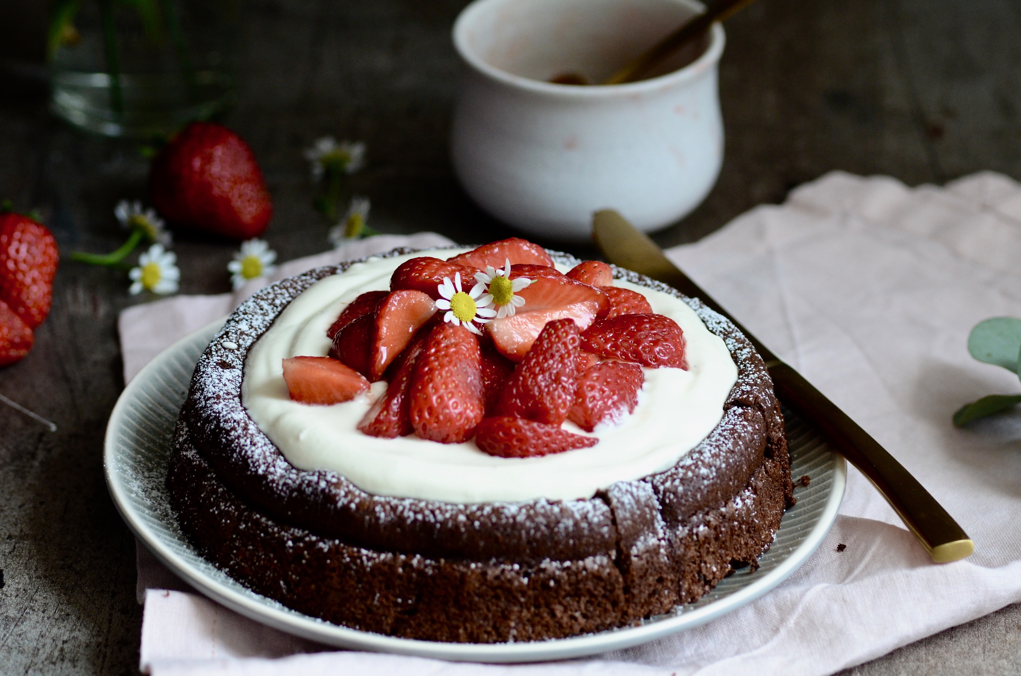SchokoladenMandelkuchen mit Schmandcreme und Erdbeeren