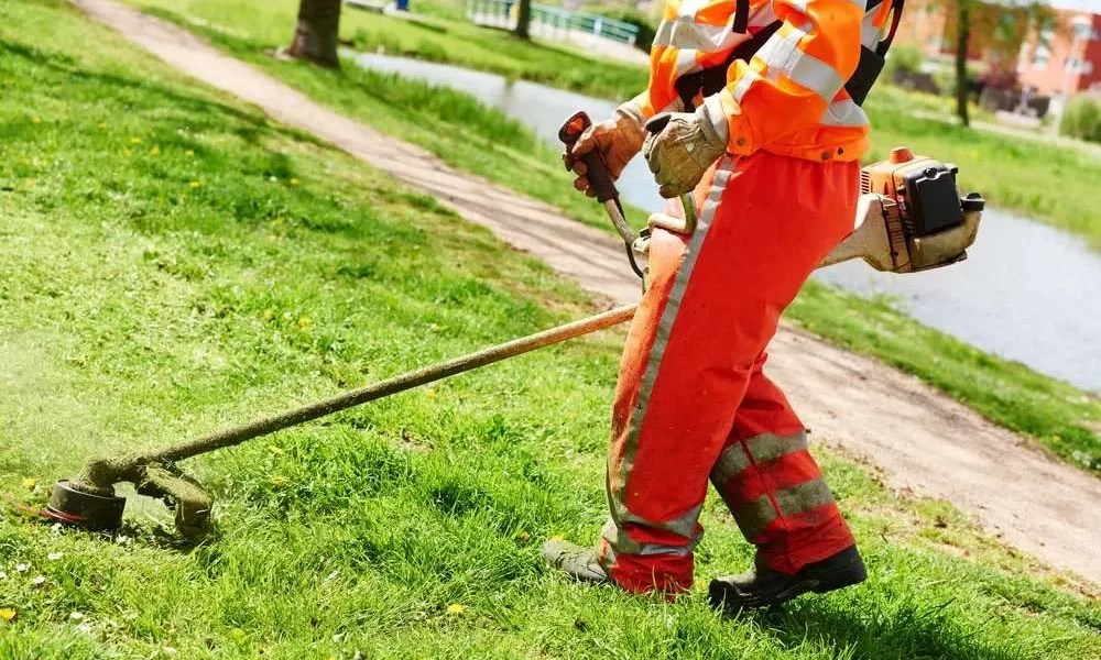 High Paying Job grounds maintenance labourer Job in Canada by Groupe