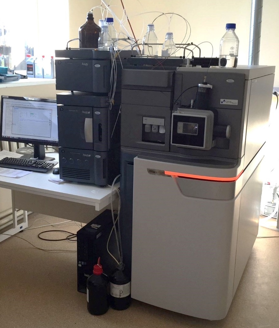 Ultra performance liquid chromatography system with a photodiode array