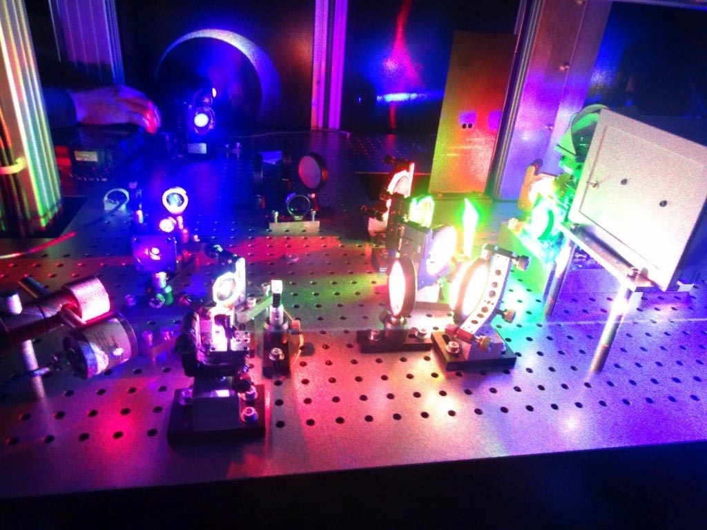 New Printer Creates Extremely Realistic Colorful Holograms Using Lasers