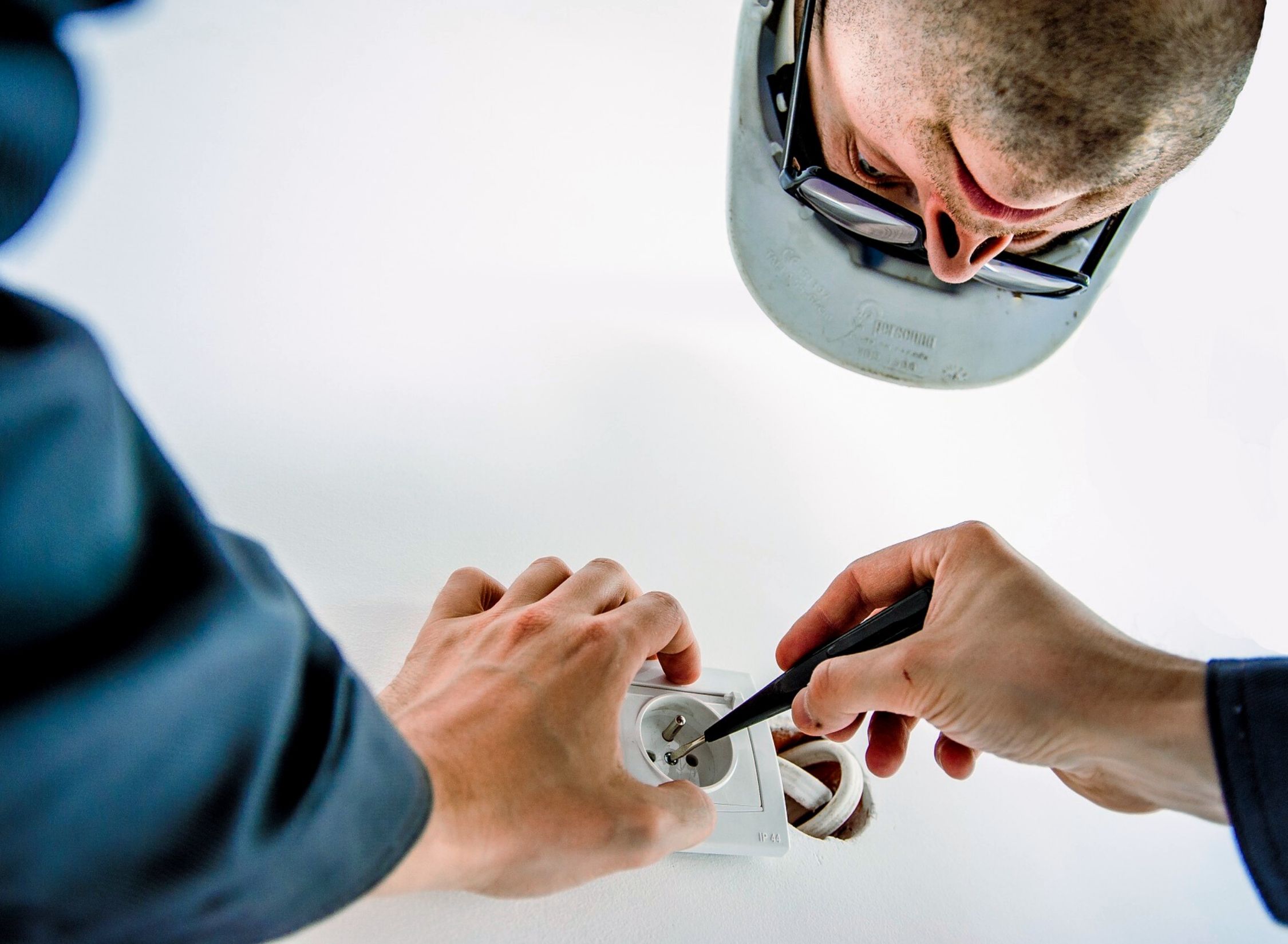 How Much Do Electricians Make a Year? SCI
