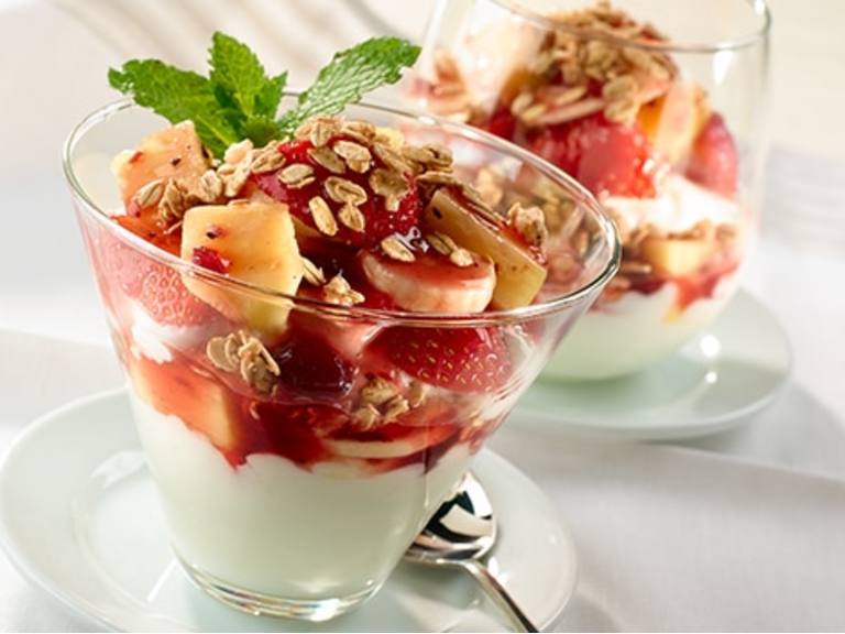 Postres helados de ensalada de fruta
